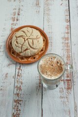desayuno caliente mexicano, pan concha con capuchino y chocolate