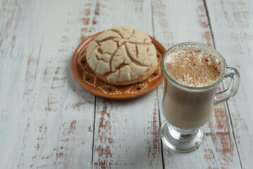 desayuno caliente mexicano, pan concha con capuchino y chocolate