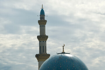 Eine blaue Moschee mit Minarett