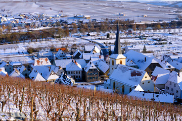 Weinort Escherndorf inmitten der Weinberge an der Volkacher Mainschleife im Winter, Unterfanken, Bayern, Deutschland