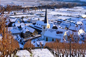 Weinort Escherndorf inmitten der Weinberge an der Volkacher Mainschleife im Winter, Unterfanken, Bayern, Deutschland