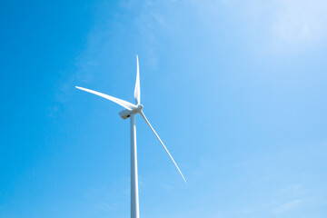 青空と風力発電の風車の写真