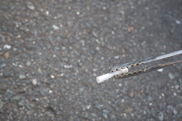 ポイ捨てされたタバコの吸い殻を拾う