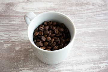 マグカップに入ったコーヒー豆