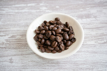 お皿に乗ったコーヒー豆