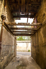 Fototapeta na wymiar passage between old dilapidated houses