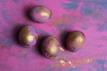 E’ Pasqua! Raffinate uova decorative colorate e dipinte in rosa, viola, blu e oro su un fondo dalle stesse tonalità; dettagli in primo piano 
