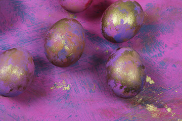 E’ Pasqua! Raffinate uova decorative colorate e dipinte in rosa, viola, blu e oro su un fondo dalle stesse tonalità; dettagli in primo piano 