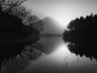 田貫湖の夜明け　4月