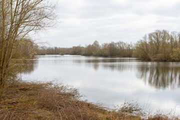 Panorama an einem kleinen See in der Lahnaue zwischen Heuchelheim und Allendorf bei Gießen in Hessen, Deutschland