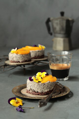 no bake Cheesecake mit Mohnfüllung, Kakaoboden und Pfirsichen, mit Hornveilchen dekoriert