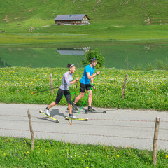 Zwei junge Langläufer beim Sommertraining auf Skirollern im klassischen Stil