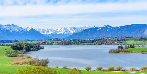 Fototapeta na wymiar Riegsee mit Blick auf Murnau und die bayrischen Alpen im Frühling