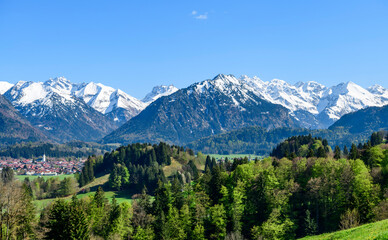 Oberstdorf vor den frisch verschneiten in Bergen der Allgäuer Hochalpen im Frühjahr

