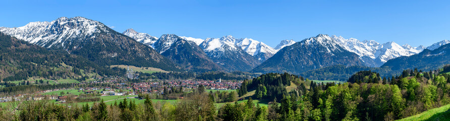 Fototapeta na wymiar Oberstdorf vor den imposanten Bergen der Allgäuer Hochalpen 