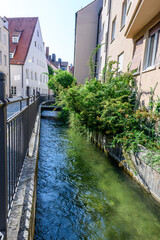 Fototapeta na wymiar Impressionen aus Augsburgs Kanalsystem in der Altstadt 