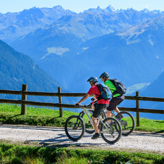 Fototapeta premium Zwei Mountainbiker genießen die herrliche Landschaft des Montafons bei einer Bike-Tour