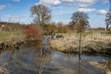 Fluss, Ufer, Frühling