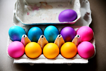 Bunt gefärbte Oster Eise