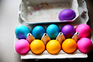 Fototapeta na wymiar Bunt gefärbte Oster Eier