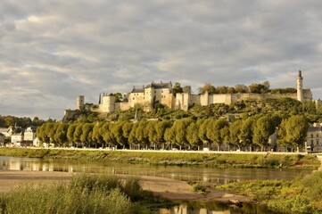 Fototapeta na wymiar Panorama sur le château de Chinon sous un coucher de soleil - France