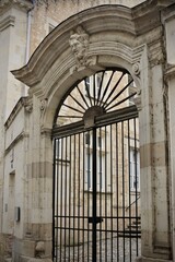 Portail d’un hôtel particulier en tuffeau (Chinon - France)