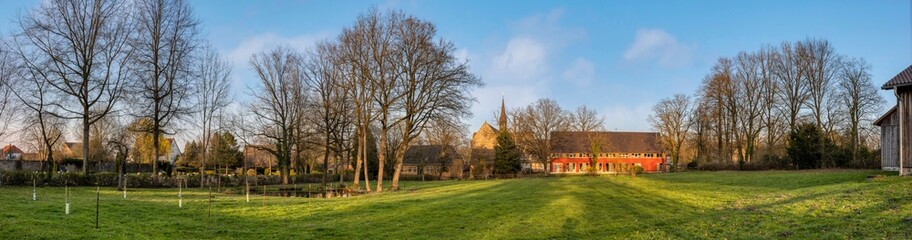 Panorama Grünanlagen mit Teich beim Kloster Loccum im Hintergrund die Klosterkirche im Frühjahr 2021