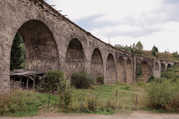 Obraz premium Old railway bridge, old viaduct Vorokhta, Ukraine. Carpathian Mountains, wild mountain landscape