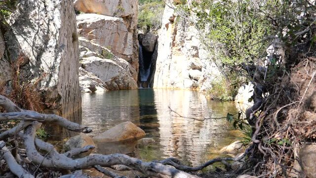 Piccola cascata in sardegna nel monte nieddu