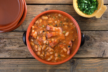 fagioli in salsa di pomodoro con bacon
