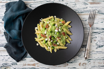 pasta  con broccoli noci e formaggio