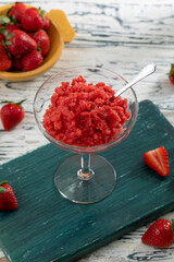 granita di fragole in bicchiere sfondo estivo