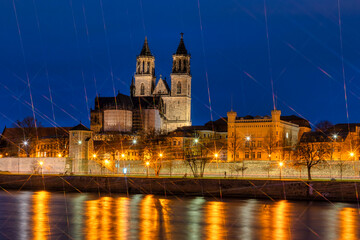 Fototapeta premium Magdeburger Dom und Elbe in der blauen Stunde
