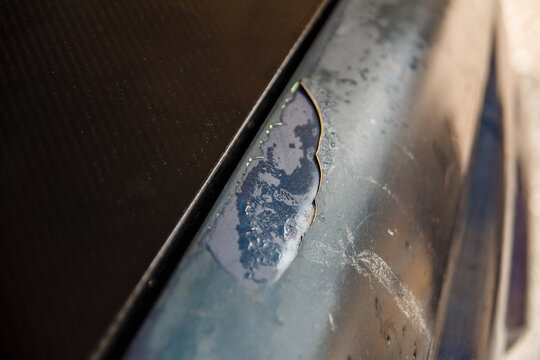 The old putty on the car has disappeared due to improper repair