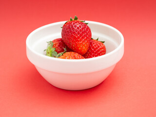 白い器にはいったイチゴ
