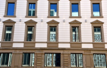 Fototapeta na wymiar Fensterspiegelungen in der Innenstadt von Stuttgart
