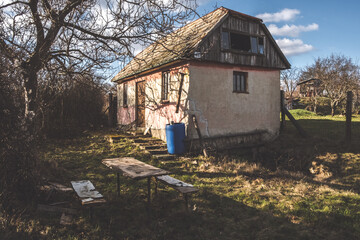 Fototapeta na wymiar abandoned house in the vineyard