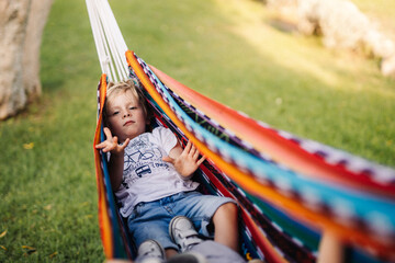 petit garçon se détend dans un hamac en vacances