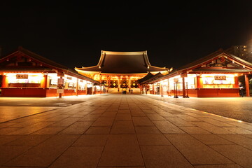 夜の浅草の浅草寺