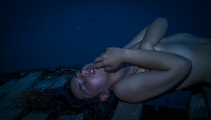 bella mujer medio desnuda en barca en lago