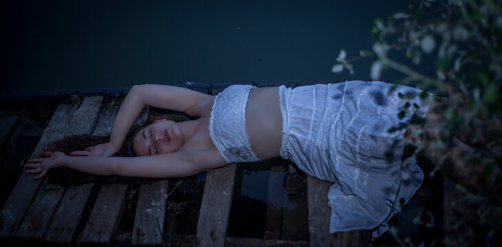 bella mujer medio desnuda en barca en lago