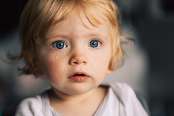 petite fille, bébé larme à l'oeil, vient de pleurer - obrazy, fototapety, plakaty