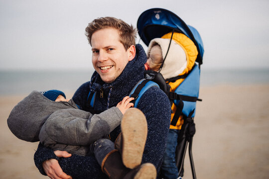 Petit Bébé Dans Un Porte-bébé Avec Sa Mère À L'extérieur. Un Garçon  Regardant La Caméra Banque D'Images et Photos Libres De Droits. Image  101377330