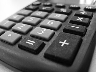 Black calculator for calculating cash profit