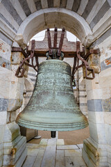 Fototapeta premium View of a bell situated on top of the leaning tower in Pisa, Italy