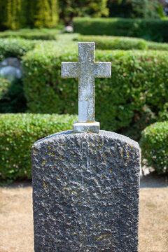 Alter grabstein auf Friedhof