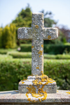 Kreuz aus Stein auf Friedhof