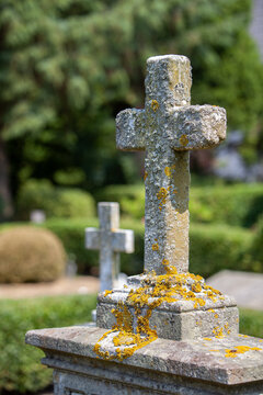 Alte, Steinerne kreuze auf Friedhof