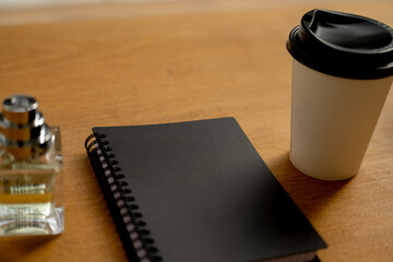 黒いメモ帳とコーヒー