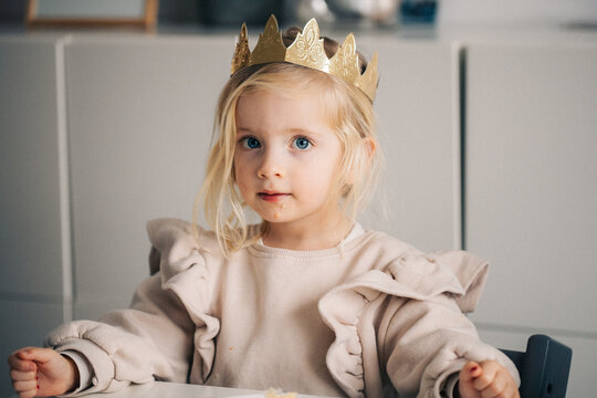 Epiphanie, galette des rois, petite fille gagne la couronne fève.